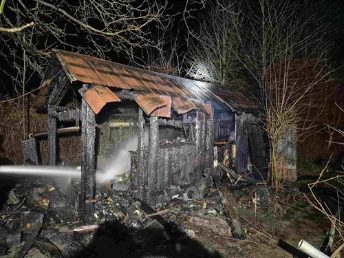 Noční požár proměnil zahradní chatku v trosky