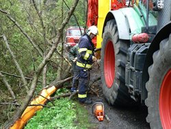U obce Černíč po úderu blesku padl strom na projíždějící traktor