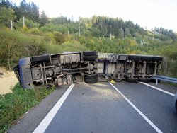 Převrácený kamion s obilím zablokoval silnici 