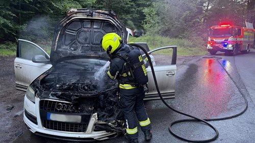 Požár auta způsobil škodu 350 tisíc korun. Příčinou byla zřejmě technická závada