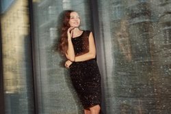 Jak přidat prvky glamour stylu do každodenních stylizací?