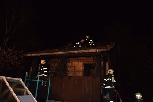 V Dobříši vzplála v noci na úterý chata