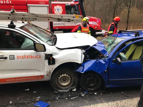 U Ostrova se čelně srazila dvě auta
