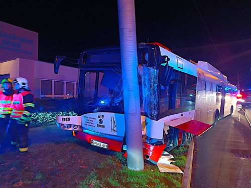 Tragická srážka v trolejbusu: Řidič zůstal zaklíněný, osm cestujících zraněno