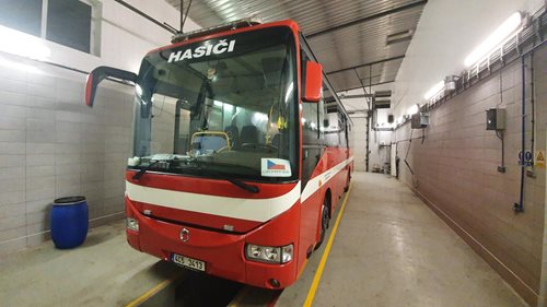 Jihočeský evakuační autobus sváží české občany z Evropy do Čech