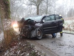 Automobil u Trutnova narazil do stromu, jedna osoba byla zraněna 