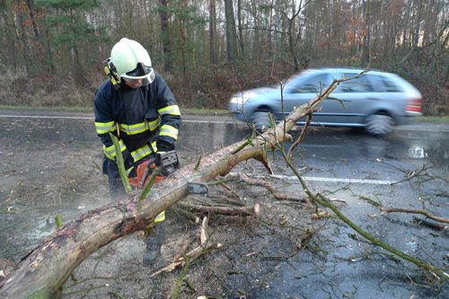 Vysoký stupeň nebezpečí na silný vítr vydali meteorologové