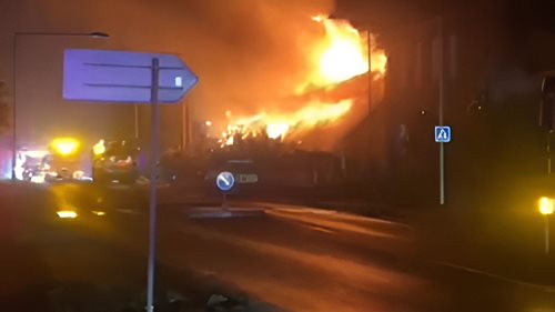 Hasiči zasahovali v noci v Bezvěrově. Kvůli požáru je silnice I/20 uzavřena