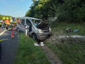 Převrácená dodávka zablokovala dálnici, tři zranění a zásah dvou jednotek