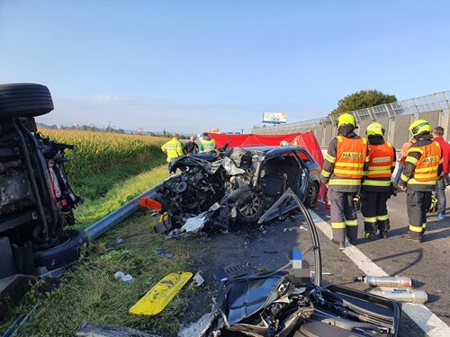 Při nehodě na D46 zemřel jeden člověk, dvě osoby vyprostili hasiči