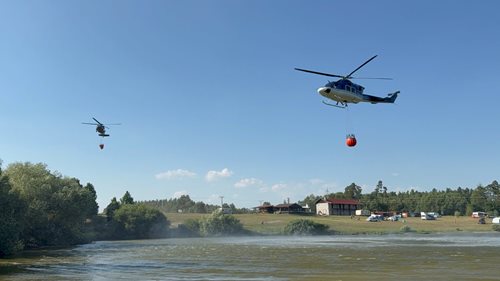Po více než 20 hodinách dostali hasiči rozsáhlý požár pod kontrolu. Oheň zničil 27 hektarů lesa a polí