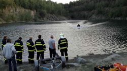 Velmi náročná záchrana zraněné osoby v podvečer v zatopeném lomu na Přerovsku 