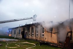 Dvě osoby se zranily při rozsáhlém požáru v Holešově.
