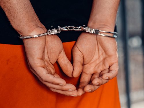 Mladistvý lupič skončil ve vazbě. Během několika měsíců brutálně napadl tři ženy