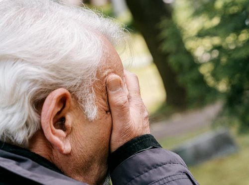 Policista mimo službu pomohl najít pohřešovaného seniora a zabránil ohrožení života