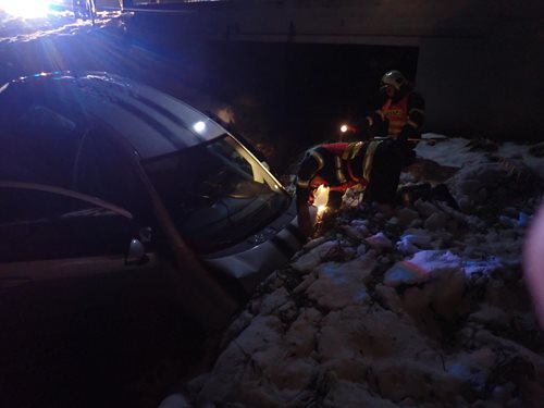 Auto se zapíchlo do koryta potoka