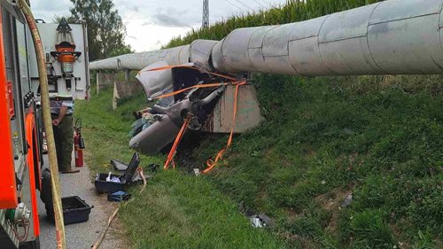 Auto narazilo do konstrukce parovodu. Zaklíněného řidiče hasiči vyprostili, do nemocnice letěl vrtulníkem