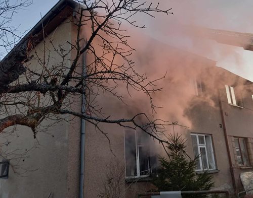 Požár rodinného domu si vyžádal rozsáhlý zásah a jedno zranění