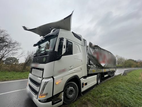 Kamion uvízl pod mostem: Hasiči museli pomáhat s vyproštěním
