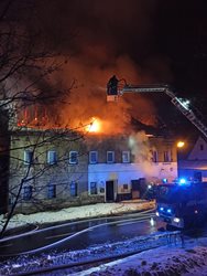Požár střechy prázdné budovy v Petrovicích