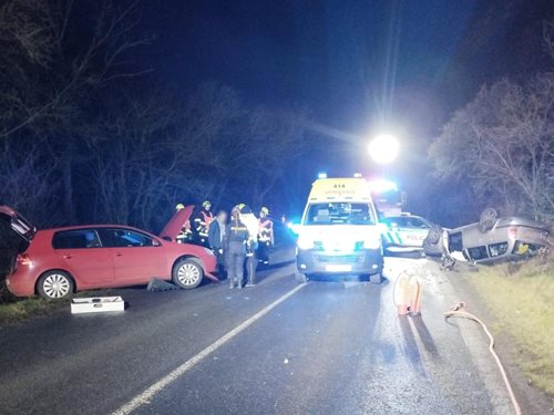 Čelní střet dvou vozů způsobil zcela uzavřenou silnici a zranění