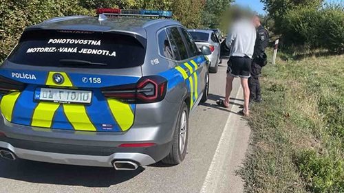 Policisté zastavili BMW a nestačili se divit. Řidič byl v pátrání a test měl pozitivní na tři drogy