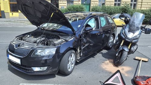 Střet motorky s autem ochromil jednu z nejrušnějších ulic. Zraněný skončil v péči záchranářů