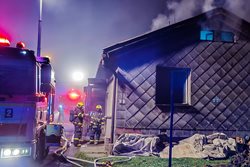 Jeden člověk byl zraněn při požáru dvojdomku v třinecké části Staré Město, vznikla škoda za 250 tisíc korun