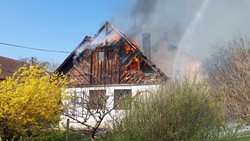 Na Mladoboleslavsku zachvátil požár roubený rodinný dům i přilehlé hospodářské stavení