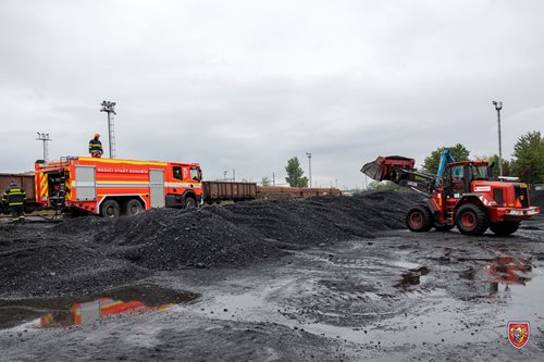 Šest jednotek hasičů pomáhalo v Bohumíně s přeložením čtyř tisíc tun zahřátého uhlí