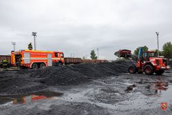 Šest jednotek hasičů pomáhalo v Bohumíně s přeložením čtyř tisíc tun zahřátého uhlí