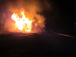 Noční požár zasáhl chatku v Želechovicích nad Dřevnicí.