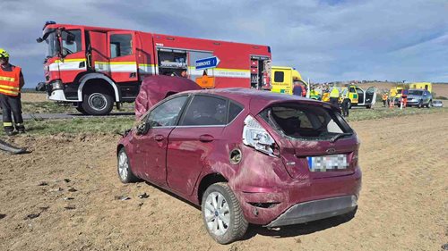 Auto se převrátilo přes střechu a skončilo v poli. Mezi zraněnými byly také dvě děti