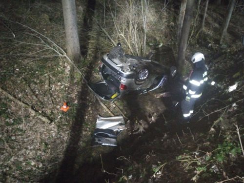 Vozidlo sjelo z několikametrového srázu