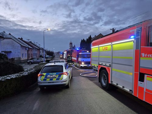 Požár přístřešku způsobil vysoké škody: Oheň zasáhl i sousední dům