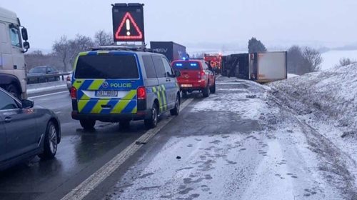 Téměř třicet dopravních nehod během jediného dne zaměstnalo hasiče i záchranáře