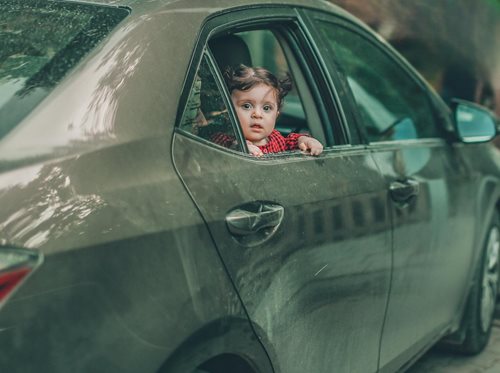 Řidička s téměř jeden a půl promile vezla dvě děti a narazila do sloupu