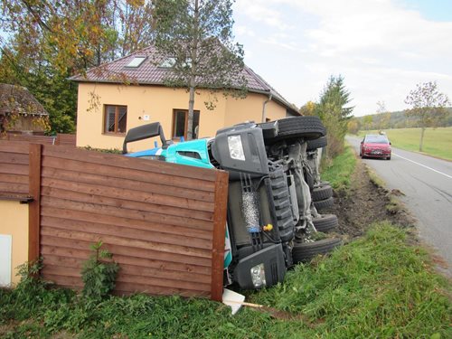 Plně naložený autodomíchávač zdemoloval plot u rodinného domu.