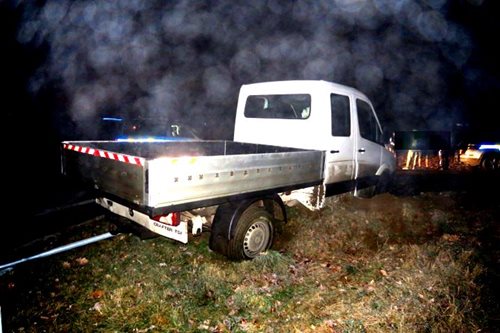 Opilý řidič náklaďáku způsobil nehodu a poškodil dopravní značení