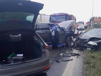 Vteřiny rozhodly. Tři auta v sobě, hasiči zabránili dalšímu neštěstí