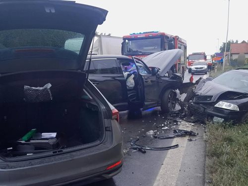 Vteřiny rozhodly. Tři auta v sobě, hasiči zabránili dalšímu neštěstí