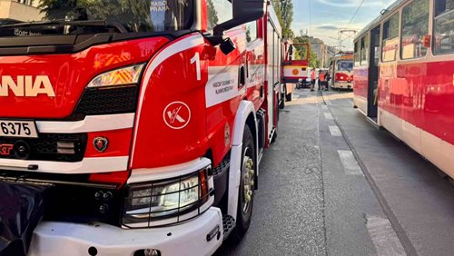 Tragická nehoda motocyklu, auta a tramvaje si vyžádala lidský život. Motorkáře zachránila výstroj i pohotový policista