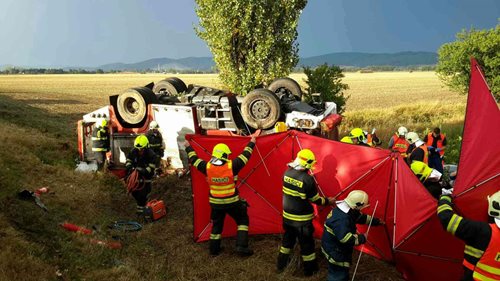 Nehoda hasičské cisterny s tragickými následky. Zemřel hasič, další bojuje o život