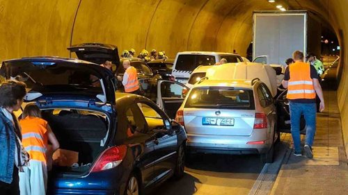 Hromadná nehoda v tunelu. Srazilo se 13 aut a kamion, nikdo se nezranil