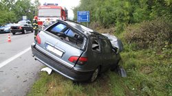 Po sjetí ze silnice se auto převrátilo na střechu