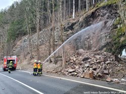 Odtržené kamení ze skály odklízeli hasiči mezi Vrchlabím a Špindlerovým Mlýnem