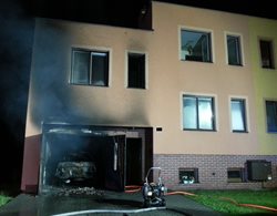 Plameny dnes po půlnoci zničily garáž rodinného domu i zaparkované vozidlo