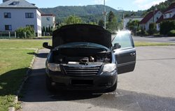 Řidič si uhasil hořící automobil hasebními prostředky půjčenými z blízké restaurace