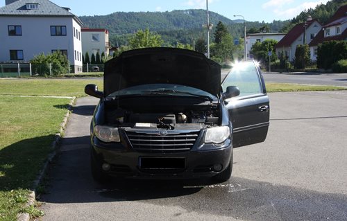 Řidič si uhasil hořící automobil hasebními prostředky půjčenými z blízké restaurace