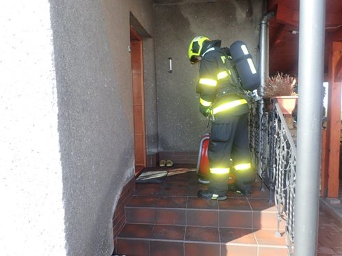 Hasiči zachránili dvě ženy z třineckého domku, plného CO